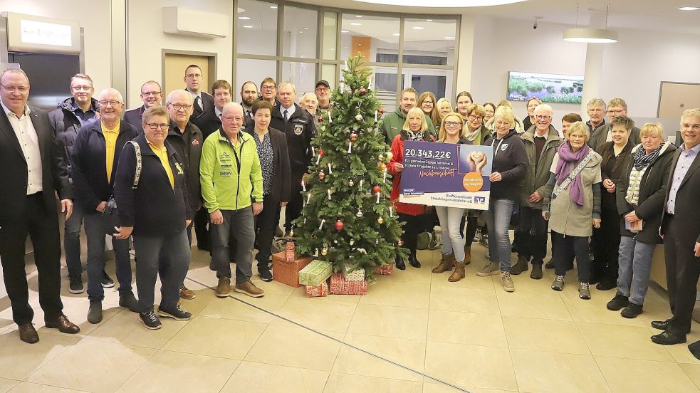 Die Vorstandsmitglieder Ralf Lüken (links) und Stefan Nowak (rechts) konnten 20.343,42 Euro verteilen. Foto: Hans Passmann