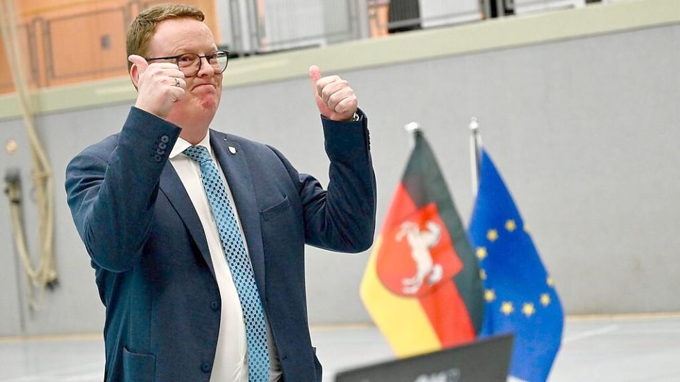 Daumen hoch: Gehrmann nach der Verkündung des Ergebnisses. Foto: Hermes