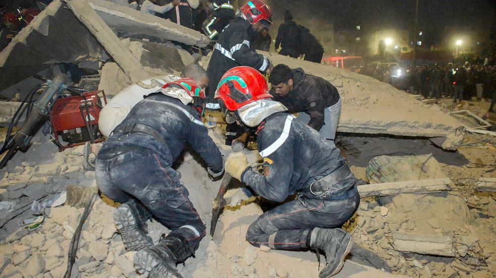 In dem eingestürzten Haus wohnten nach staatlichen Angaben acht Familien. Foto: Ahmed Alaoui Mrani/AP/dpa