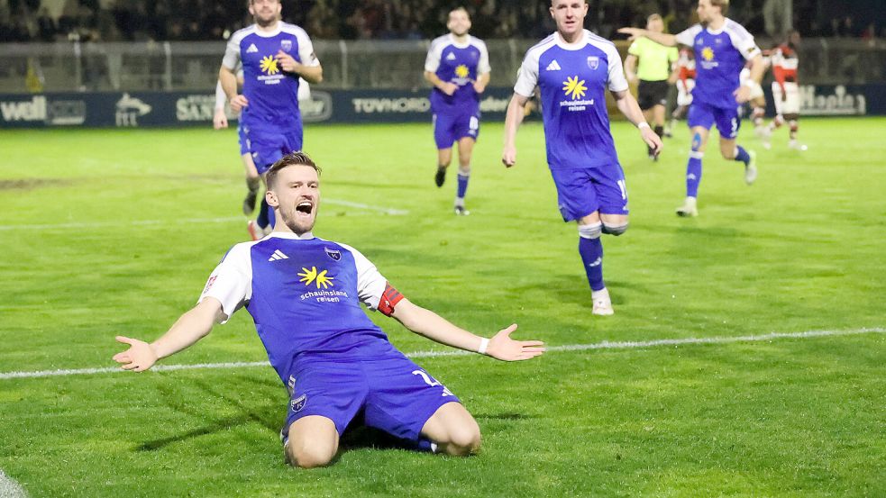 Dennis Engel erzielte im Heimspiel gegen Altona sein bislang einziges Saisontor und rutschte danach jubelnd auf die Knie. Foto: Jens Doden, Emden