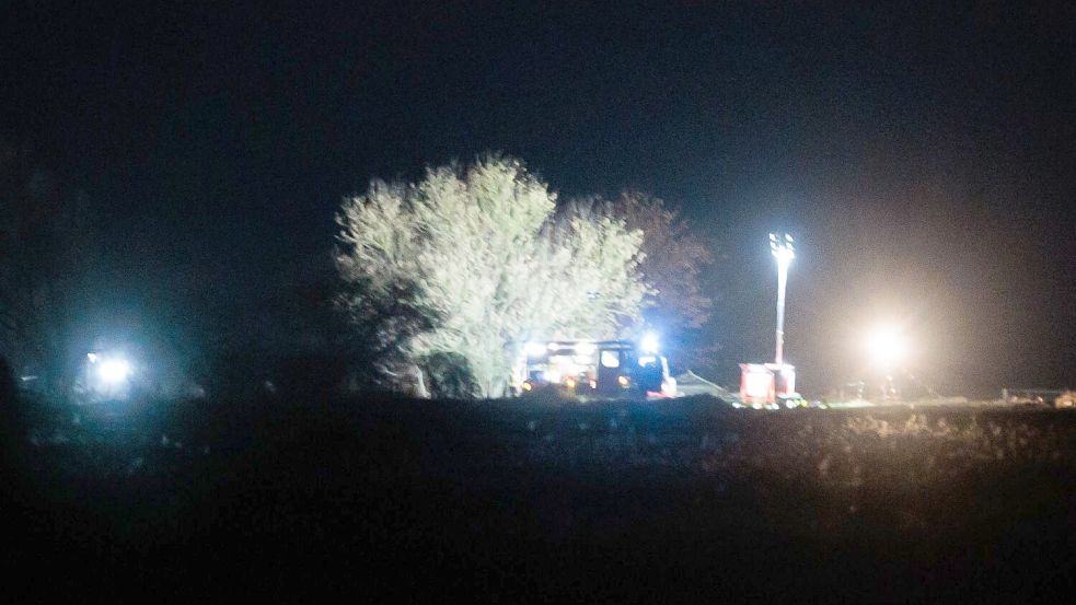 Der Einsatz in Zehnebeck dürfte noch stundenlang dauern. Foto: Carsten Koall/dpa