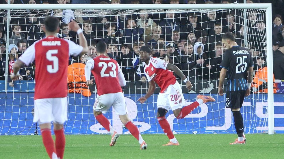 Arsenals Noni Madueke (2. v.r.) traf beim klaren Auswärtssieg beim FC Brügge doppelt. Foto: Omar Havana/AP/dpa