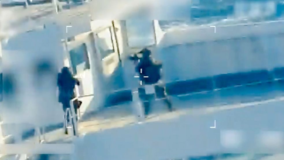 Bewaffnete Soldaten seilten sich auf den Tanker ab. Foto: U.S. Attorney General’s Office/X