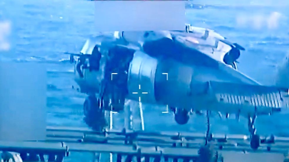 Ein Hubschrauber flog die Soldaten zu dem Schiff. Foto: U.S. Attorney General’s Office/X