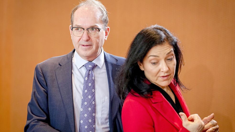 Innenminister Alexander Dobrindt (links) und Wirtschaftsministerin Katherina Reiche haben Berichten zufolge an einer Formulierung des neuen Grundsicherung-Gesetzentwurfs etwas auszusetzen. Foto: dpa/Kay Nietfeld