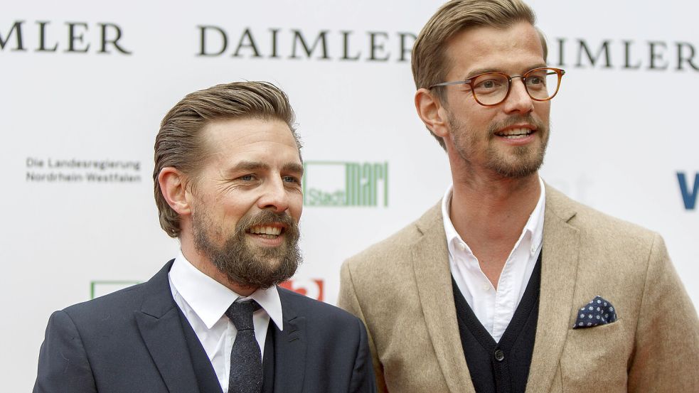 Klaas Heufer-Umlauf und Joko Winterscheidt sind vor allem für ihre humorigen Shows bekannt. Ihre 15 Minuten Sendezeit nutzten sie jetzt jedoch für ein ernstes Thema. Foto: IMAGO/Zoonar.com/Andreas Krüskemper