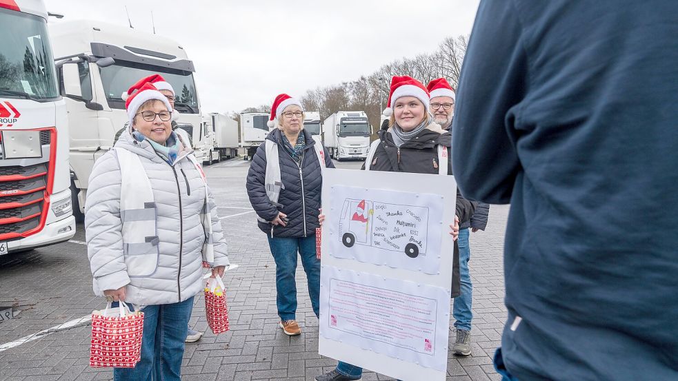 Mitglieder der KAB aus Hollage verteilten Weihnachtstüten als Dankeschön an Fernfahrer auf einem Autohof an der A1 bei Osnabrück. Foto: Steve Weber