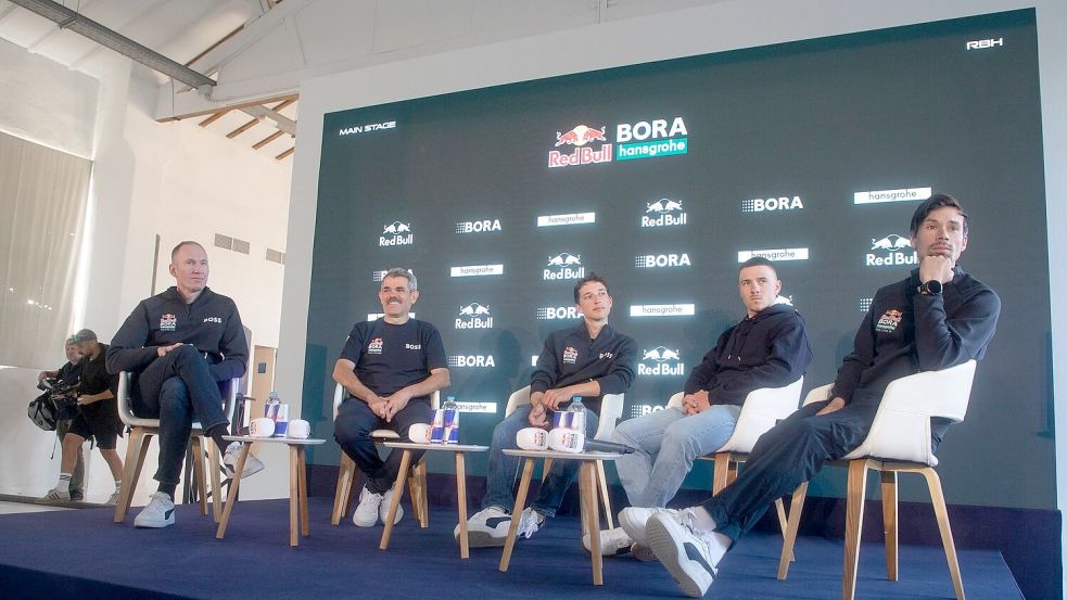 Die Protagonisten im Red-Bull-Team mit dem Tour-Dritten Florian Lipowitz (M.) Foto: Clara Margais