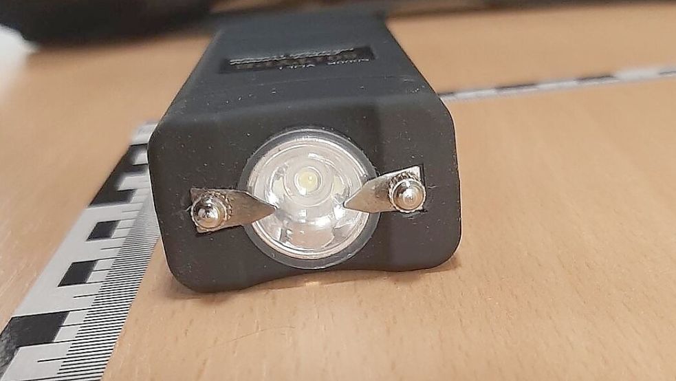 Den als Taschenlampe getarnten Elektroschocker hatte ein 70-jähriger Passagier in seinem Handgepäck dabei. Foto: Bundespolizei