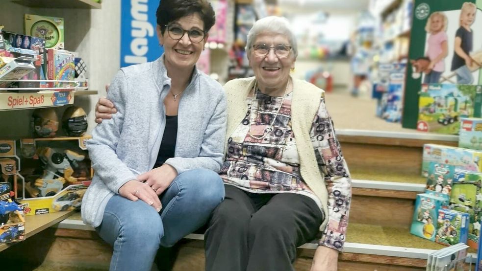Anfang des Jahres hat sich Anita Hemmes in den Ruhestand verabschiedet. Vor zwei Wochen schaute die 94-Jährige im Laden vorbei, der jetzt von ihrer Tochter Sonja Ammermann geführt wird. Foto: Privat