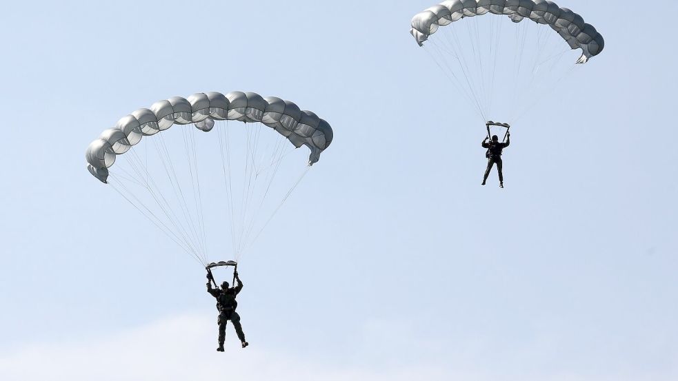 Schockierende Augenblicke erlebte eine Gruppe von Fallschirmspringern in Australien, doch am Ende ging alles glimpflich aus. (Symbolbild) Foto: Bernd Wüstneck