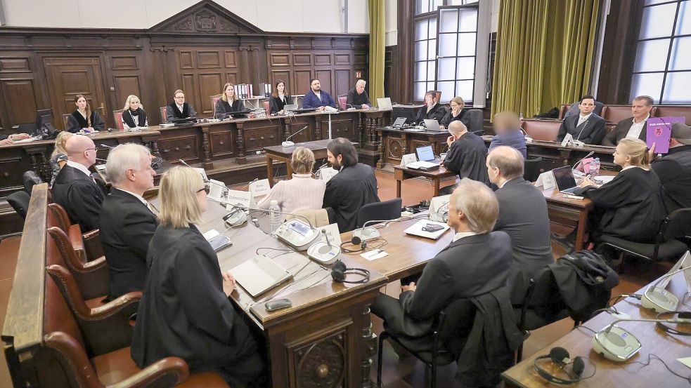 Die Beteiligten am Prozess gegen Christina Block und sechs Mitangeklagte hören den zweiten Tag in Folge die Aussage des mutmaßlichen Chefs der Entführer. Foto: Christian Charisius