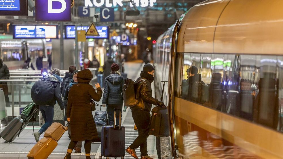 Bahnchefin Evelyn Palla will im Fernverkehr im kommenden Jahr eine Pünktlichkeit von mindestens 60 Prozent erreichen. (Archivbild) Foto: Oliver Berg