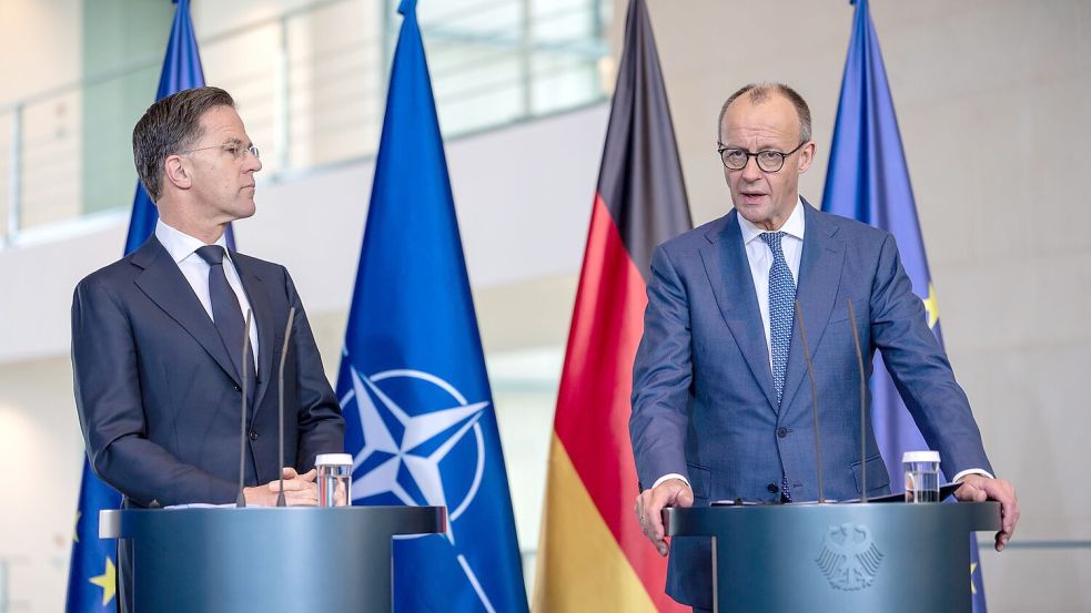 Kanzler Merz und Nato-Generalsekretär Rutte treten gemeinsam vor die Presse. Foto: Michael Kappeler/dpa