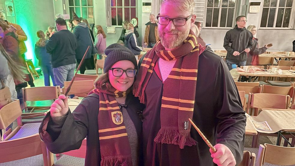 Tinka und Andreas Seidel haben sich für den Gottesdienst in Hogwarts-Robe geschmissen. Foto: Hannah Weiden