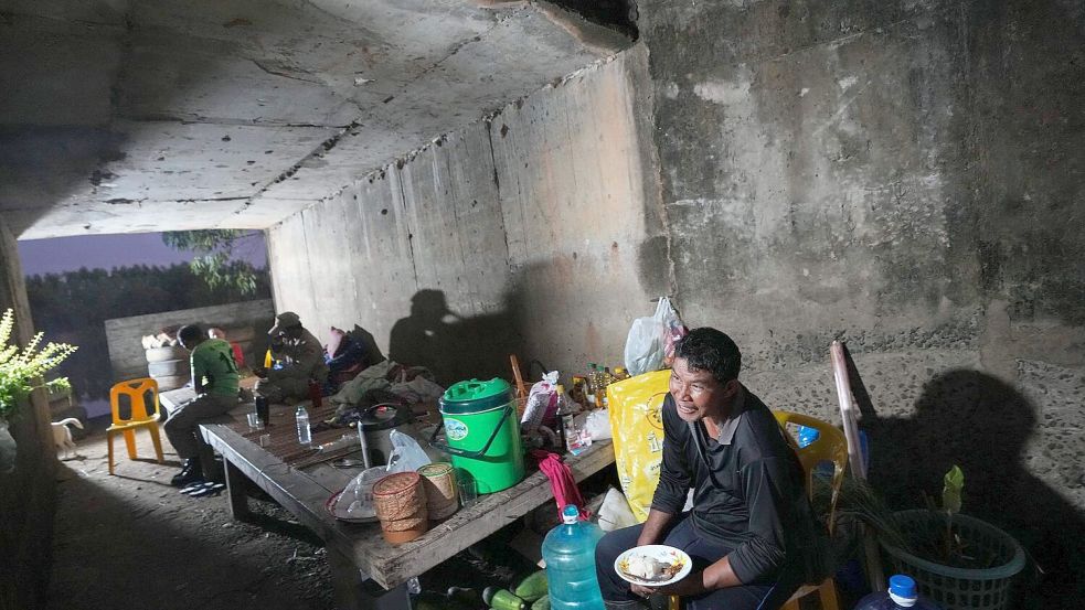 Thailändische Einwohner suchen Schutz vor Kämpfen an der Grenze zu Kambodscha in einem Schutzraum. (Foto aktuell) Foto: Sakchai Lalit/AP/dpa