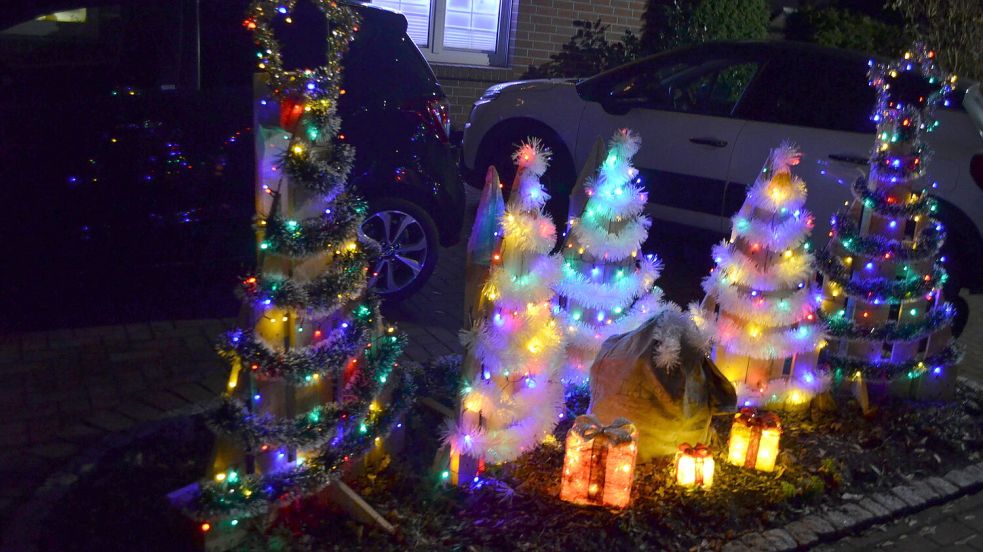 Aus Holzpaletten selbst gesägt, zusammengesetzt und beleuchtet hat Michael Aglassinger die Adventsdeko im Vorgarten seiner Familie an der Straße Witte Dose 2 in Rhauderfehn. Jedes Jahr gestaltet er die saisonale Festzier anders. Die Familie freut sich an Weihnachtsdeko und hat auch innen im Haus alles bunt dekoriert. Foto: Astrid Fertig