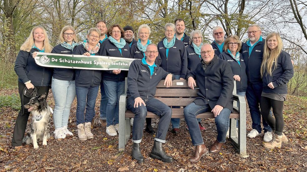 Mitglieder der plattdeutschen Theatergruppe „De Schützenhuus Spölers“ Idafehn mit haben der Gemeinde als Dankeschön eine neue Ruhebank gespendet. Das Foto entstand während der Übergabe der Sitzbank am Idasee und zeigt einige der Schauspieler mit Spöölbaas Erich Möhlmann (links auf der Bank) und Ostrhauderfehns Bürgermeister Günter Harders (rechts auf der Bank). Foto: „De Schützenhuus Spölers“ Idafehn