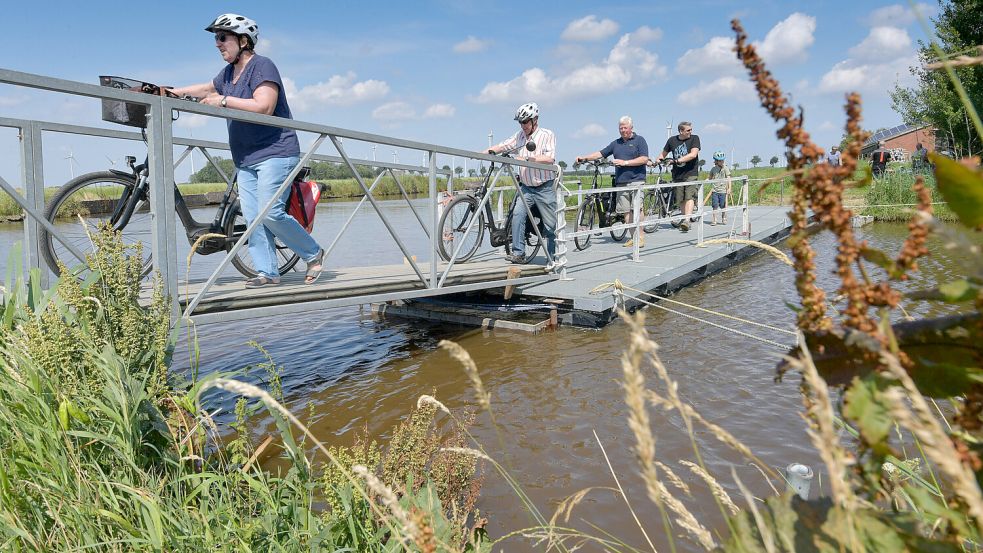 Für die Fahrradaktion "Van Dörp to Dörp" gab es regelmäßig eine provisorische Brücke. In der Nähe dieser Stelle am Ippenwarfer Weg soll die Kurbelfähre gebaut werden. Foto: Klaus Ortgies/Archiv