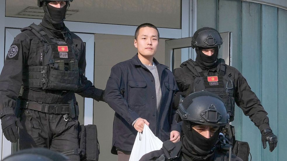 Do Kwon war in Montenegro mit gefälschten Dokumenten festgenommen und in die USA ausgeliefert worden. (Archivbild) Foto: Risto Bozovic/AP/dpa