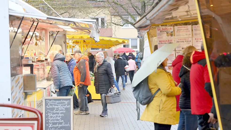 Gut besucht war der Wochenmarkt im Osnabrücker Stadtteil Dodesheide am Dienstag, 9. Dezember 2025. Doch von dort und den anderen Markt-Standorten werden sich einige Stände zum Jahreswechsel zurückziehen. Foto: Thomas Wübker