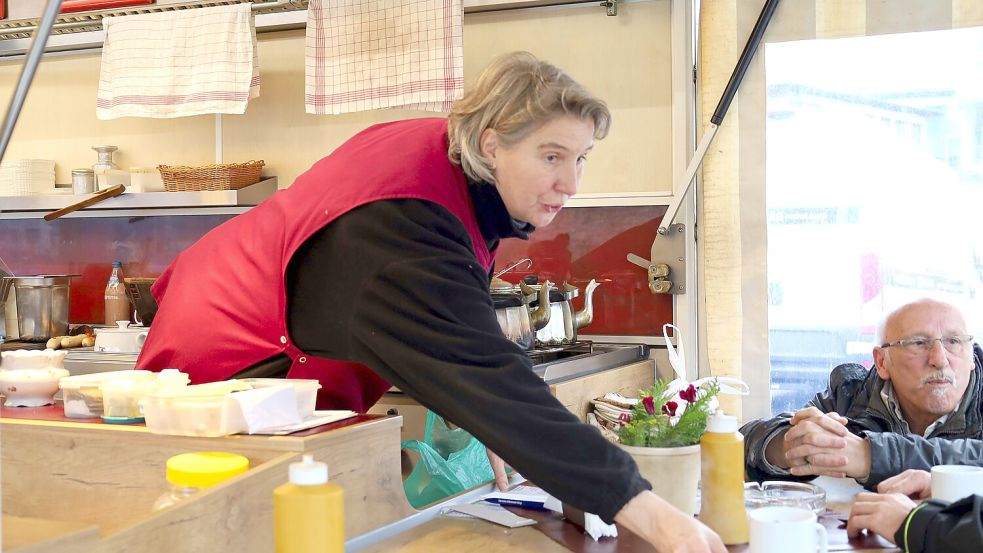 Nicht nur Kaffee und kleine Speisen gibt es in der Imbissbude von Claudia Geist auf den Osnabrücker Wochenmärkten. Die 55-Jährige hat für ihre Kunden auch immer ein freundliches Wort. Doch nun hört sie zum Jahresende auf. Foto: Thomas Wübker