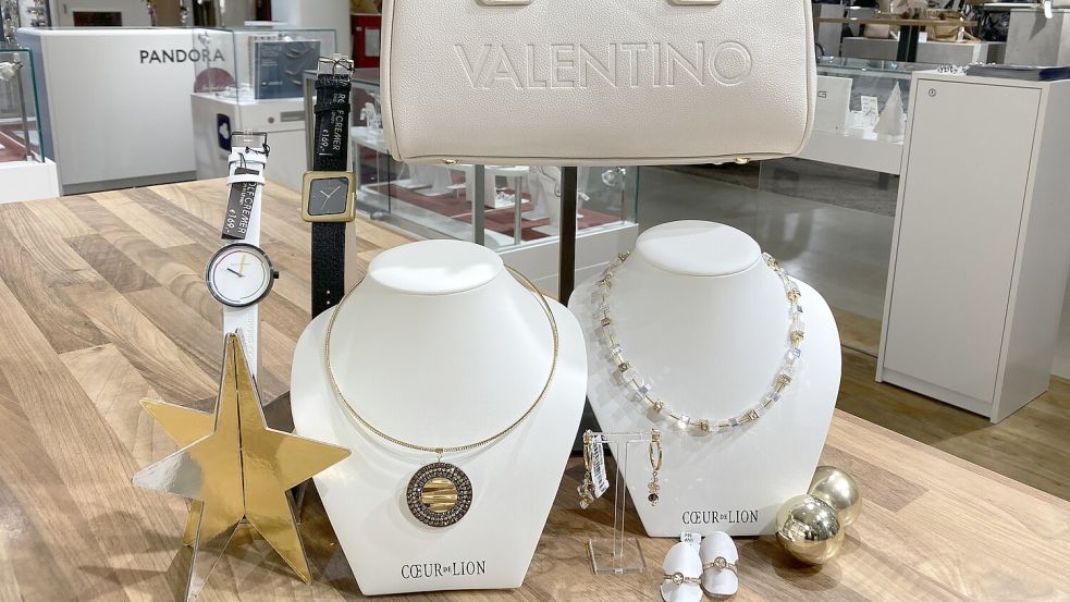 Schmuck, Armbanduhren und Handtaschen sind immer eine tolle Geschenkidee.