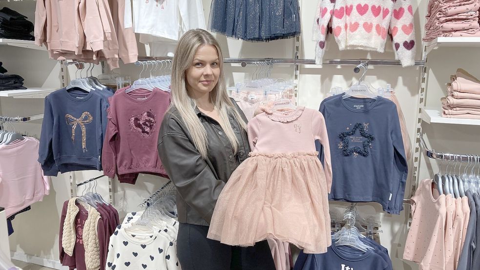 Mareike Weidemann und ihre Kolleginnen helfen gerne bei der Auswahl der passenden Kindermode. Fotos: privat