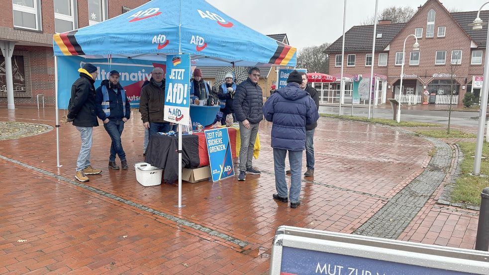 Der AfD-Gemeindeverband Barßel/Saterland war am 6. Dezember mit einem Info-Stand vor dem Rathaus in Ramsloh vertreten, ebenso wie die SPD. Foto: Horst Kruse