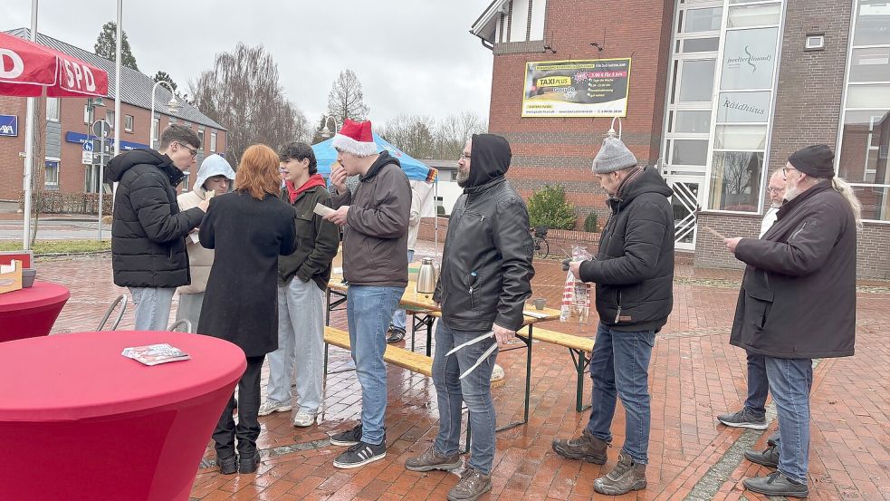 Die SPD im Saterland hatte vor dem Rathaus in Ramsloh einen Info-Stand in unmittelbarer Nähe zur AfD aufgebaut. Foto: Horst Kruse