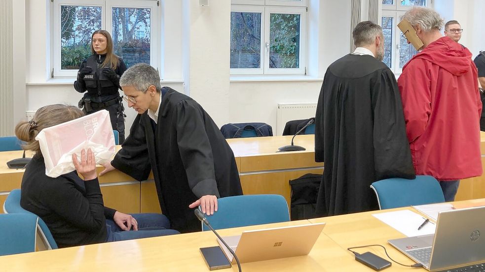 Eine Frau und ein Mann sind am Landgericht Erfurt angeklagt, weil sie eine junge Frau nackt in eine Holzkiste gesperrt haben sollen. Foto: Marie Frech/dpa