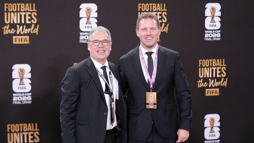 DFB-Geschäftsführer Andreas Rettig (l) bedauert die hohen Ticketpreise. (Archivbild) Foto: Julia Demaree Nikhinson/AP/dpa
