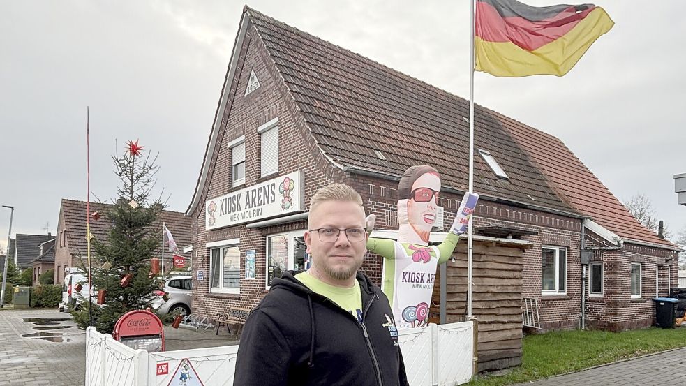 Auf dem Gelände des Kiosks Arens weht die Deutschland-Flagge.