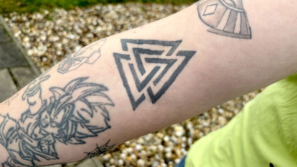 Auf seinem Arm hat Arens den Wotansknoten, ein nordisches Symbol, tätowieren lassen.