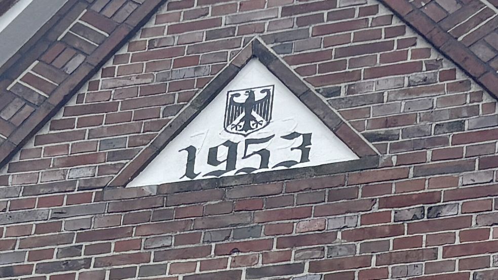 Auf seinem Gebäude hat er Arens einen Bundesadler und die Zahl 1953 anbringen lassen. Die Zahl steht für das Baujahr des Hauses.