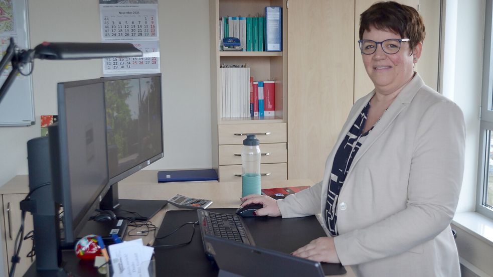 Sie ist die Herrin der Zahlen im Rathaus der Gemeinde Rhauderfehn: Kämmerin Sandra Kässens hat nach der VA-Sitzung am Dienstagabend die letzten Zahlen für die Vorstellung des Haushaltsplanes 2026 in der Ratssitzung aktualisiert, die am Donnerstag, 11. Dezember, stattfindet. Foto: Astrid Fertig