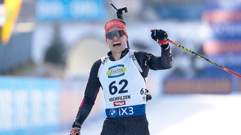 Philipp Horn jubelt über den ersten Podestplatz seiner Karriere. Foto: Matthias Schrader/AP/dpa