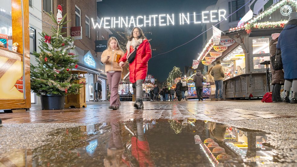 Festliche Stimmung in der Leeraner Innenstadt: Der ostfriesische Einzelhandel hofft auf den Schlussspurt wenige Tage vor dem Weihnachtsfest. Foto: Ortgies