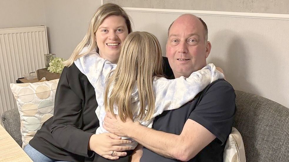 Tanja und Stefan Böök mit ihrer Tochter Ella. Vater und Tochter leben beide mit einem Spenderherz. Die Eltern möchten aber nicht, dass ihre achtjährige Tochter erkannt wird. Foto: Petra Herterich