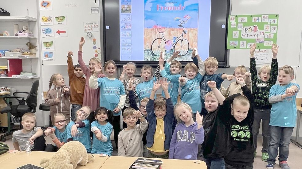 Klasse 1a mit ihren selbstgemachten Freundschaftsarmbändern. Foto: Britta Tegelkamp