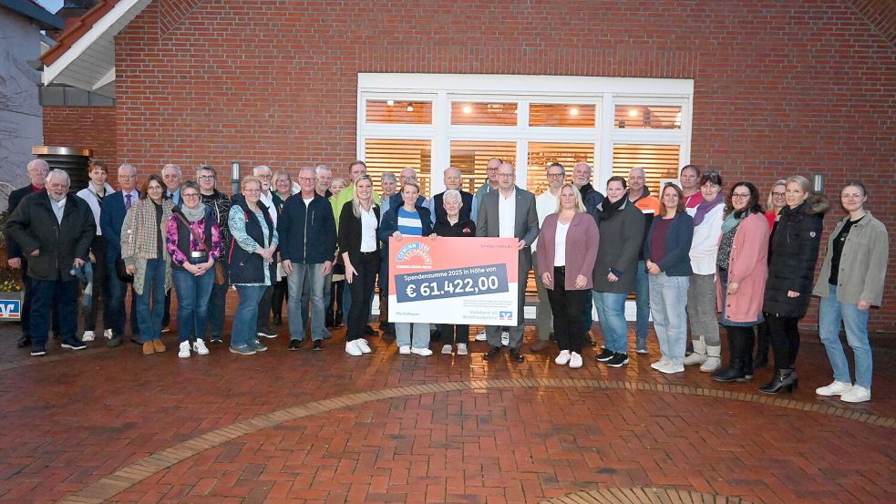 Bei der Ausschüttung der Reinerträge aus dem VR-Gewinnsparen der Volksbank Westrhauderfehn an Vereine und Institutionen belief sich die Gesamtsumme auf 61.422 Euro. Mit diesem Geld werden 76 Projekte bezuschusst und gefördert. Foto: Holger Weers