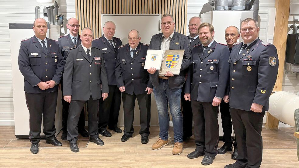 Gruppenbild bei der Überreichung der Plakette ,,Partner der Feuerwehr“. Foto: Kreisfeuerwehrverband Cloppenburg