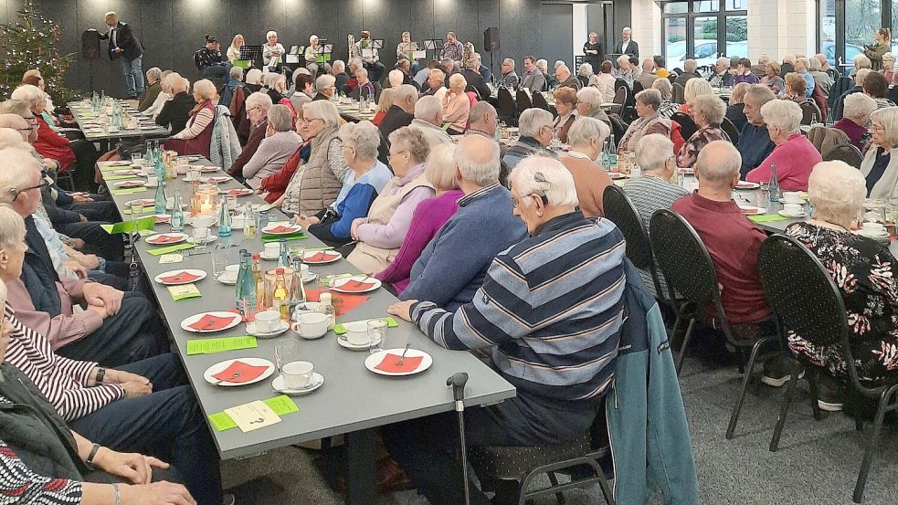 Musikalische Beiträge und ein buntes Programm sorgten für gute Stimmung bei der Weihnachtsfeier für Seniorinnen und Senioren in der Gemeinde Ostrhauderfehn. Foto: Gemeinde Ostrhauderfehn