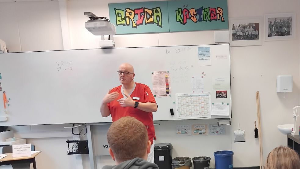 Ingo Holtz vom Reilstift e.V. Westrhauderfehn informierte über den Beruf der Alten- und Krankenpflege. Foto: Clarissa Scherzer