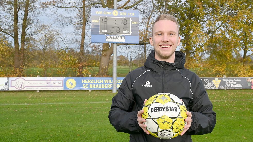 Simon Fennen ist seit einigen Monaten im Besitz der Fußball B-Lizenz und kann nun ein höherwertiges Training anbieten. Foto: Holger Weers