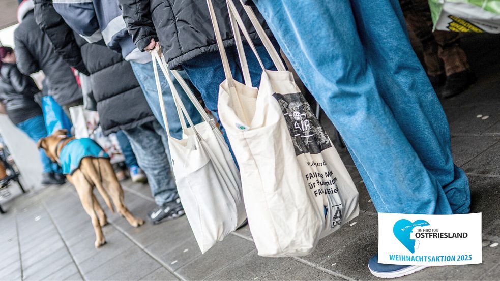 Fast 200 Menschen sind mit Beuteln, Tüten und Taschen gekommen. Foto: Klaus Ortgies