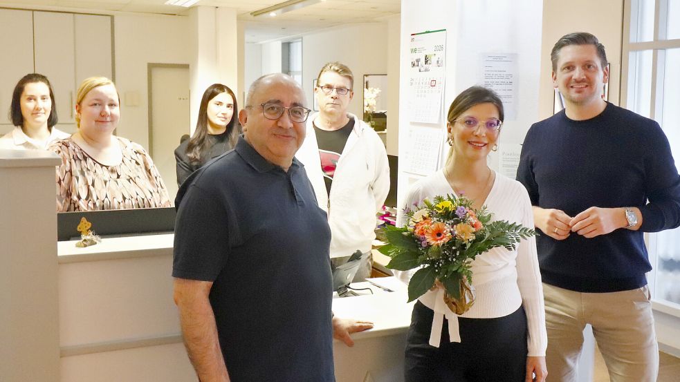 Das Team der Dermatologie-Fachpraxis im Carré Papenburg mit dem neuen Facharzt Dr. Sezgin Erdogan (vorne, links) und seiner Vorgängerin Hana Zeka-Kama, die von André Schulte-Pinkhaus von der Eigentümergemeinschaft des Ärztehauses Carré in den Mutterschutz verabschiedet wurde. Foto: Christoph Assies/Text-Foto-Media