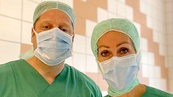 Mit ihrem Bruder in OP-Vorbereitung: Dr. Christiane Spiller Spiller. Foto: Privatsammlung Spiller