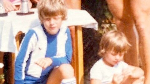 Sportbegeisterte Familie Spiller: Dieses Foto mit Bruder Jan, erkennbar ein Spieler bei Blau Weiß, entstand am Rande einer Siegerehrung. Foto: Privatsammlung Spiller