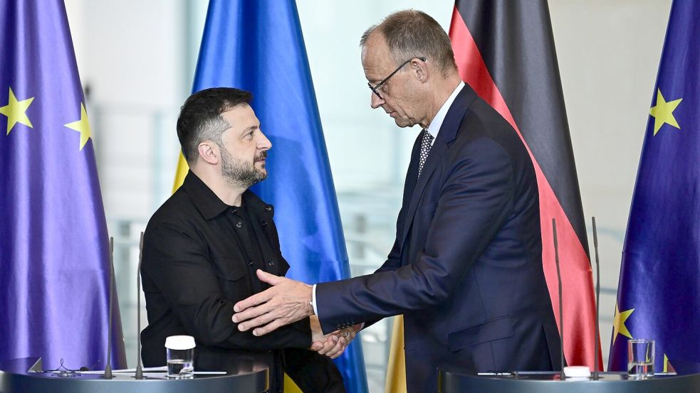Kanzler Friedrich Merz (CDU, r.) will den ukrainischen Präsidenten Wolodymir Selenskyj am Montag in Berlin empfangen. Foto: Fabian Sommer